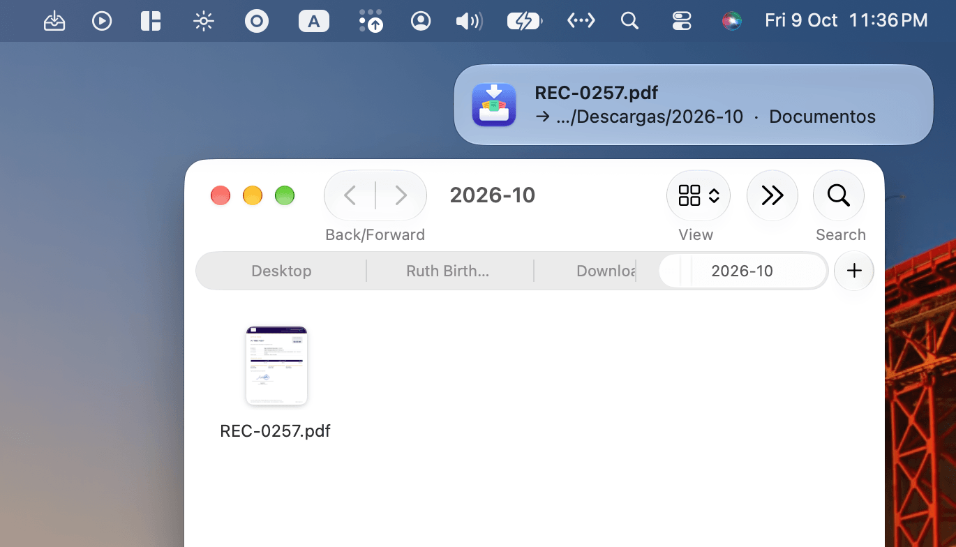 Notificación de Acomoda junto a una ventana de Finder que muestra el archivo recién movido